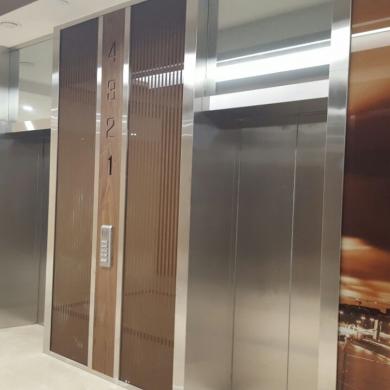 Лифтовые порталы  из нержавеющей стали в новой высотке на Оружейном