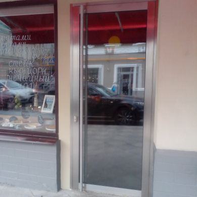 Дверь в кафе на Пятницкой улице